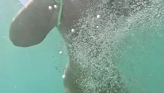 Cewek nakal rambut pirang kencing di lautan terbuka sambil berenang di bawah air