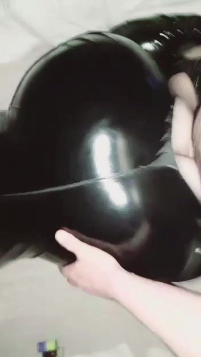 La moglie in PVC si scopa l'uomo mentre il marito è al lavoro