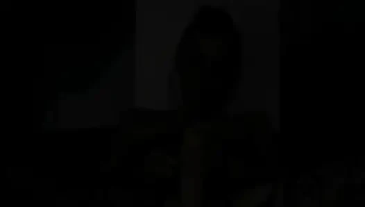 Oda arkadaşı evde yokken kaltak dairede amıyla oynuyor.