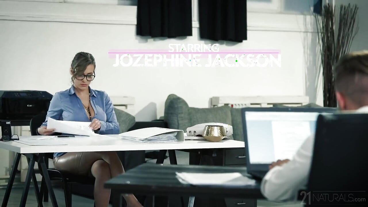 21 naturales - ¡la impresionante nena tetona Josephine Jackson se burla de su jefe y se lo folla!