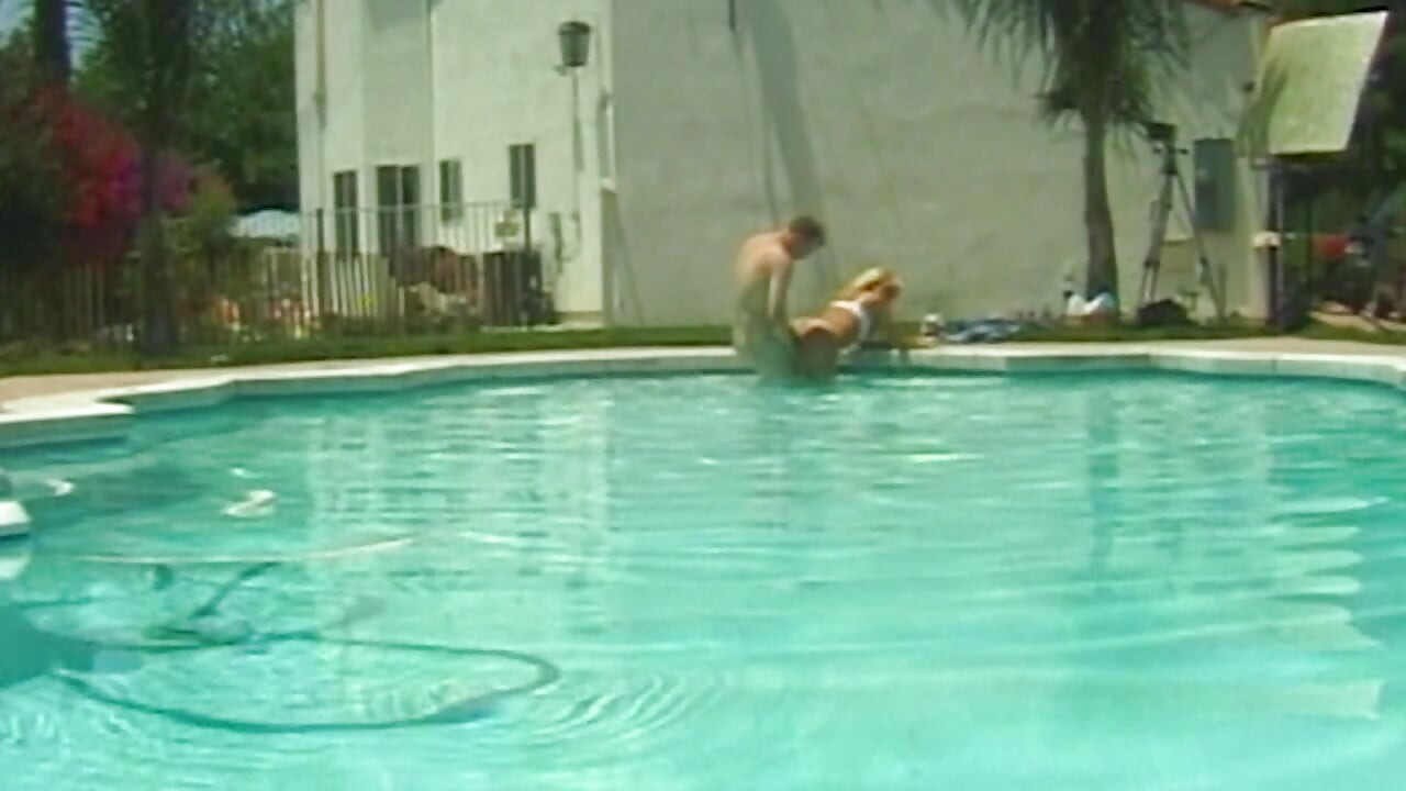 Heißer Pool-Sex in weißen Panties