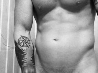 Seksowny mąż z tatuażami głaszcze swojego kutasa