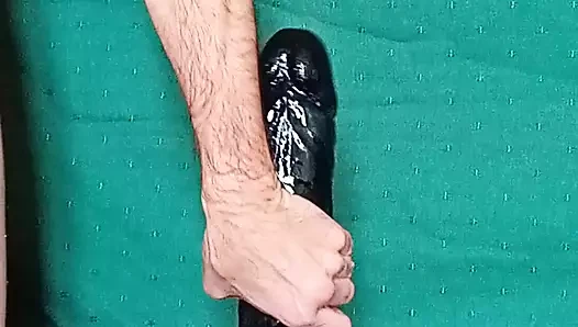 Siyah L dildoya sırtımla kameraya biniyorum