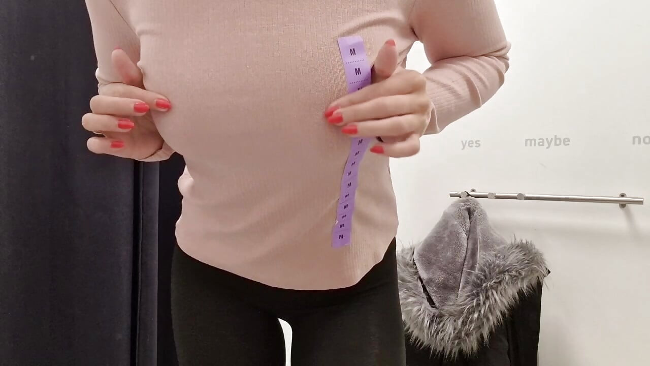 피팅룸에서 가슴을 드러내고 있어, 커튼이 열려있어