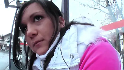 Brünettes schätzchen spielt wild mit ihrer nassen muschi