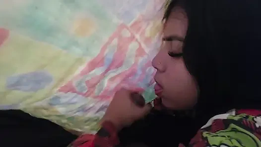 Sara sodi lagi asik nyepong kontol cowok ini dan minta dientot posisi fours