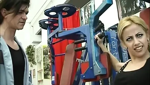 Tante seksi dengan toket besar ini dientot habis-habisan sama kontol besar di gym