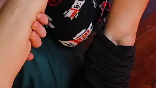 Melove bekommt eine massage auf ihre beine