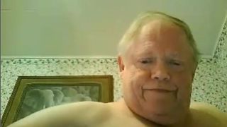 Abuelo gordo masturbándose en la cama