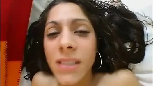 Missy Blue'nun amcığı güçle deliniyor ve yüzü kalın dölle kaplı
