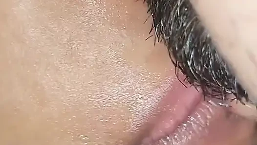 Kölem örümcek adamı taklit etti ve süt gırtlağına kadar baş aşağı durdu