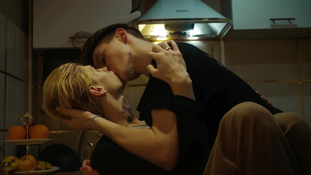 台所のテーブルの上で熱いセックス。一杯