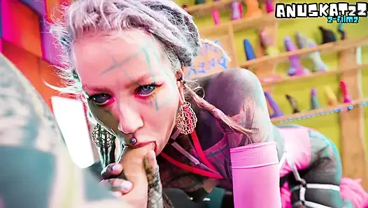 ALT Dreadhead трахает в анал большой белый член, зияет, из задницы в рот