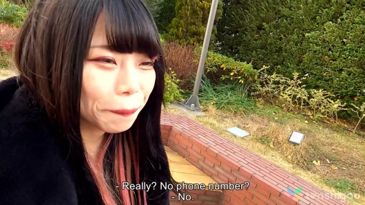 Zimmermädchen, caféangestellte miss Akane Okawa kommt, um ihre großen fetten titten zu zeigen