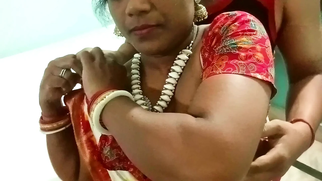 印度热辣的Shalini Gupta和办公室朋友的紧致阴户内激情口交和热辣性爱