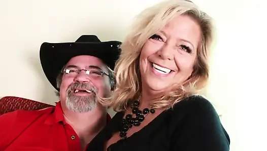 Сексуальная блондинка с большими сиськами обожает молодой член в киске во рту