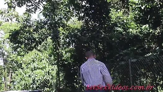 Anny Fernandez ve adamları, iki kişiyle birlikte ve kulübede DP yapıyor
