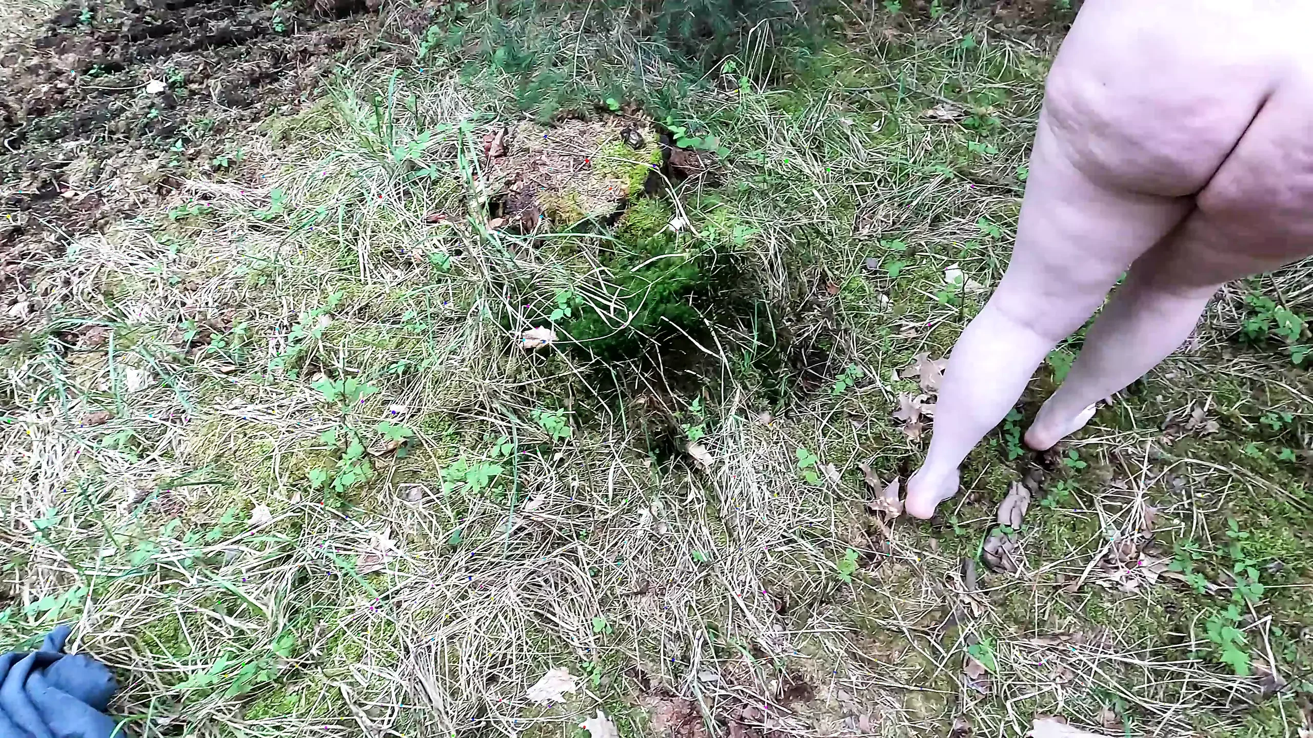 Gadis bugil lagi asik mencambuk tubuh dan alat kelamin di hutan