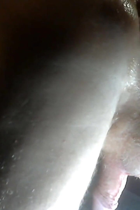 Empurrando vibrador rotativo creme minha bunda