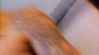 Un adolescent sexy joue avec son trou étroit et sa bite bien dure devant la caméra