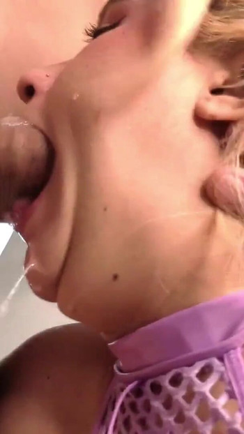 Unforgettable moment from "Follada facial extrema a MILF RUBIA - Polla en garganta"