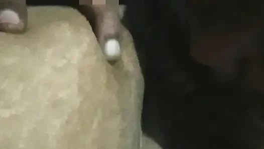 Merekam video yang super hot dan seksi.