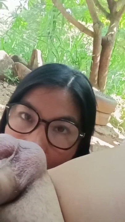 Bahsi kaybediyorum ve onun götünü emiyor.. Ve dölünü gözlüğüme atıyor.. evin bahçesinde | Klip 1