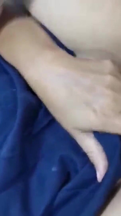 Taylandlı öğrenciyi yalıyor 18+ sonra beyaz çorapla sıkı amından sikiliyor | Klip 1