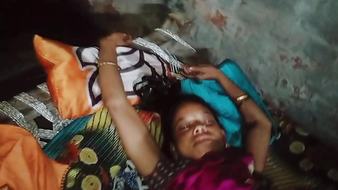 Hoje a meia-irmã ao lado da casa foi atingida com bunda e buceta ao mesmo tempo.