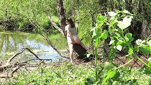 Patricia mencari pantai sungai untuk melepas pakaian dan ngocok kontol.