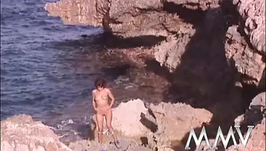 Kısa saçlı güzellik plajda azdırıyor