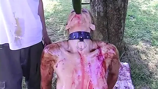 Cewek manis rambut pirang lagi asik muasin memeknya pakai mainan seks di luar ruangan