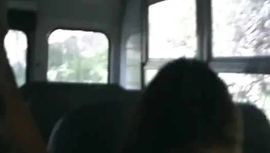 Olgun esmer orta yaşlı seksi kadın yarak emiyor ve otobüste sikiliyor