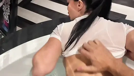 Ngentot hot di bak mandi