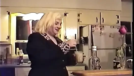 Sarışın orta yaşlı seksi kadın yarak emiyor ve dölleniyor