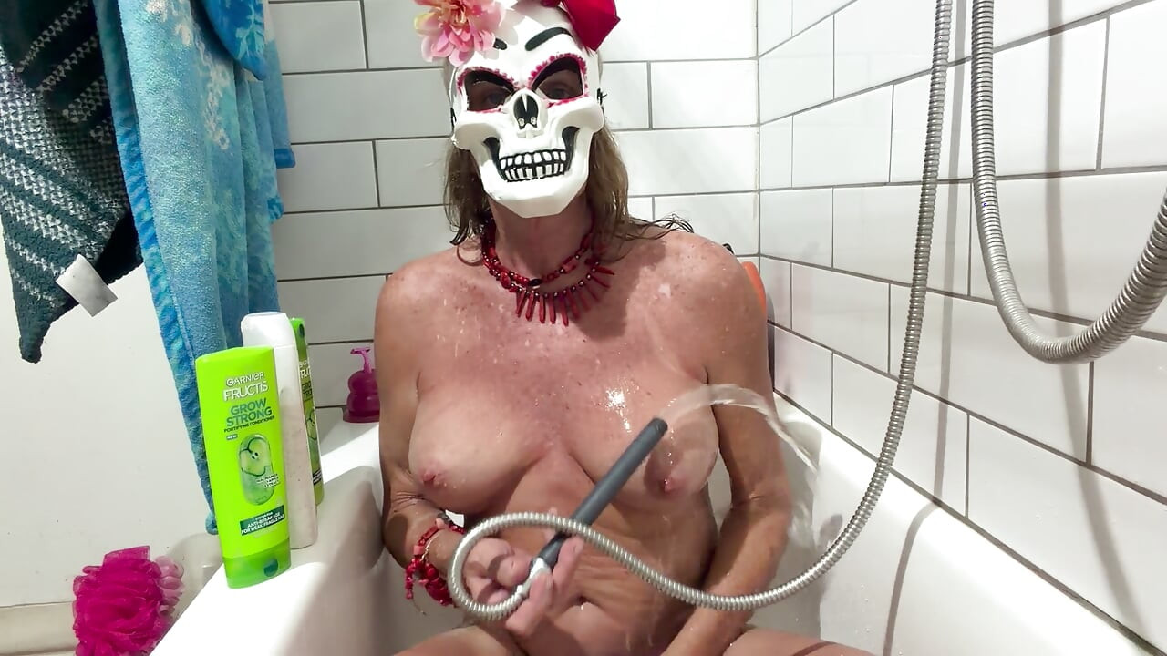 Lizzy Yum SD October 2026 Bathing Masturbation Dilating a very edging halloween
