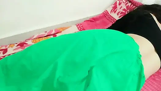 Hintli arkadaşının karısıyla sert sikişiyor xxx video