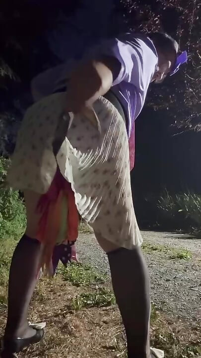 In einem schnellen outfit mit einem kleinen gefesteten rock für eine nacht