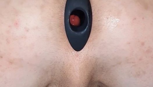 Femboy usa plug anal e peida