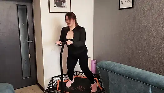 Trambolinde sıkı taytlı ateşli tombul üvey anne ağzına ve amına sert bir yarak alıyor