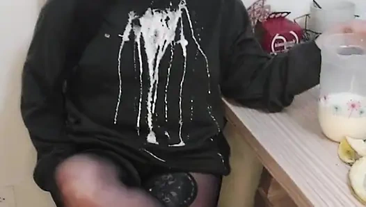 Perutku dicrot sperma hangat setelah dientot habis-habisan