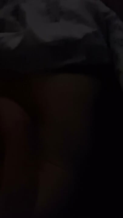 她看电视的时候操她的骚逼