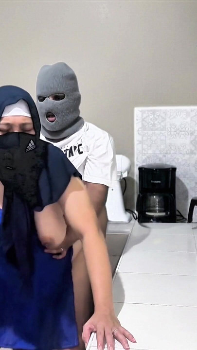 Istri muslim Indonesia berhijab yang cantik rasanya lebih enak daripada buah-buahan, dia adalah pasangan buatan sendiri yang man | Clip 3