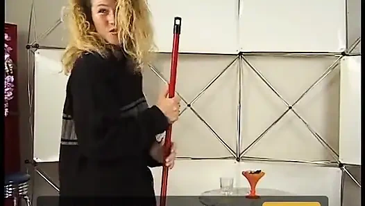 Зрелая дама-брюнетка жестко сосет ван на кастинге