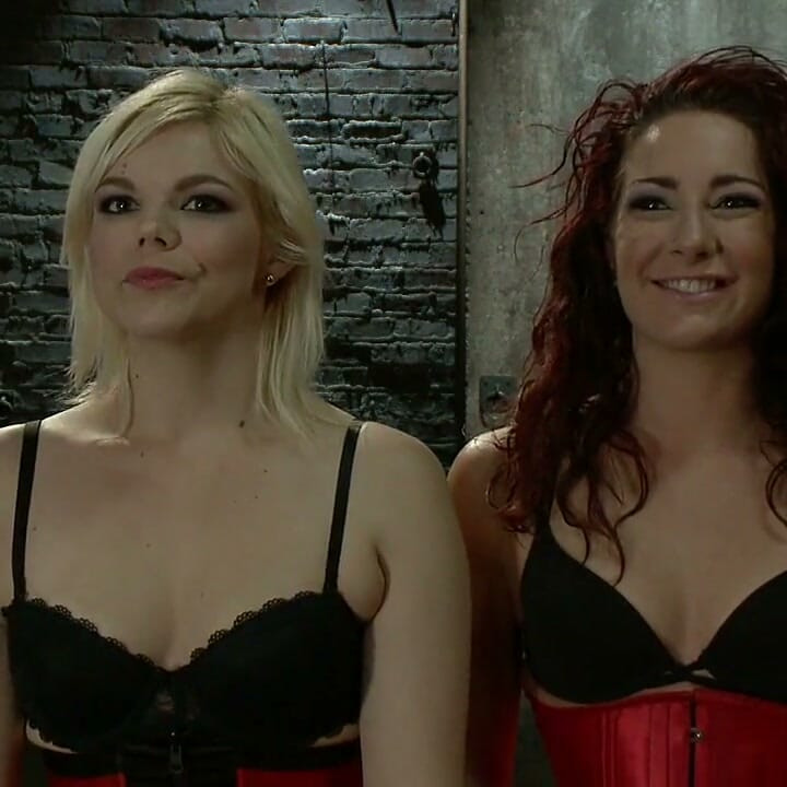 Büyük götlü anal sürtükler Savannah ve Alice