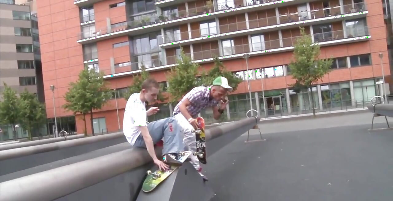 ドイツのスケーターの男の子クリスとマルテは、屋上でのホットなセッションに興奮しています。あなたがブロンドのドイツのイケメン、ノーカットコックとホットにする場合