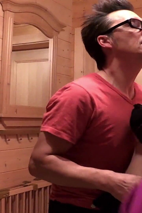 Este o mamă sexy blondă cu țâțe mari din Franța căreia îi place să călărească pula