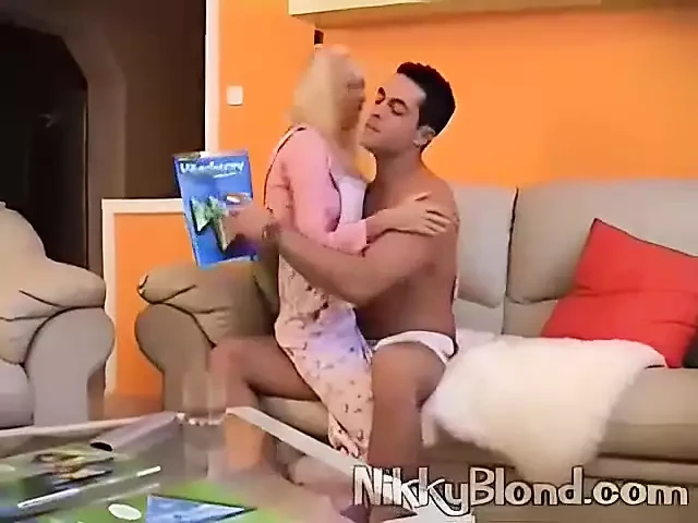 Kåt porrstjärna Nikky blond har hardcore sex