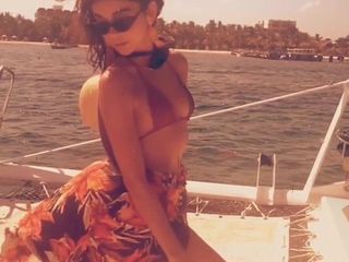 Sarah Hyland на лодке в сексуальном топе в бикини