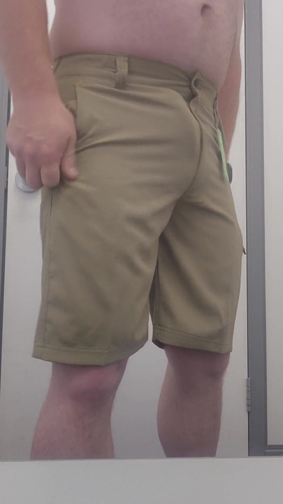 “在商店里试穿更多衣服”的惊心动魄时刻。